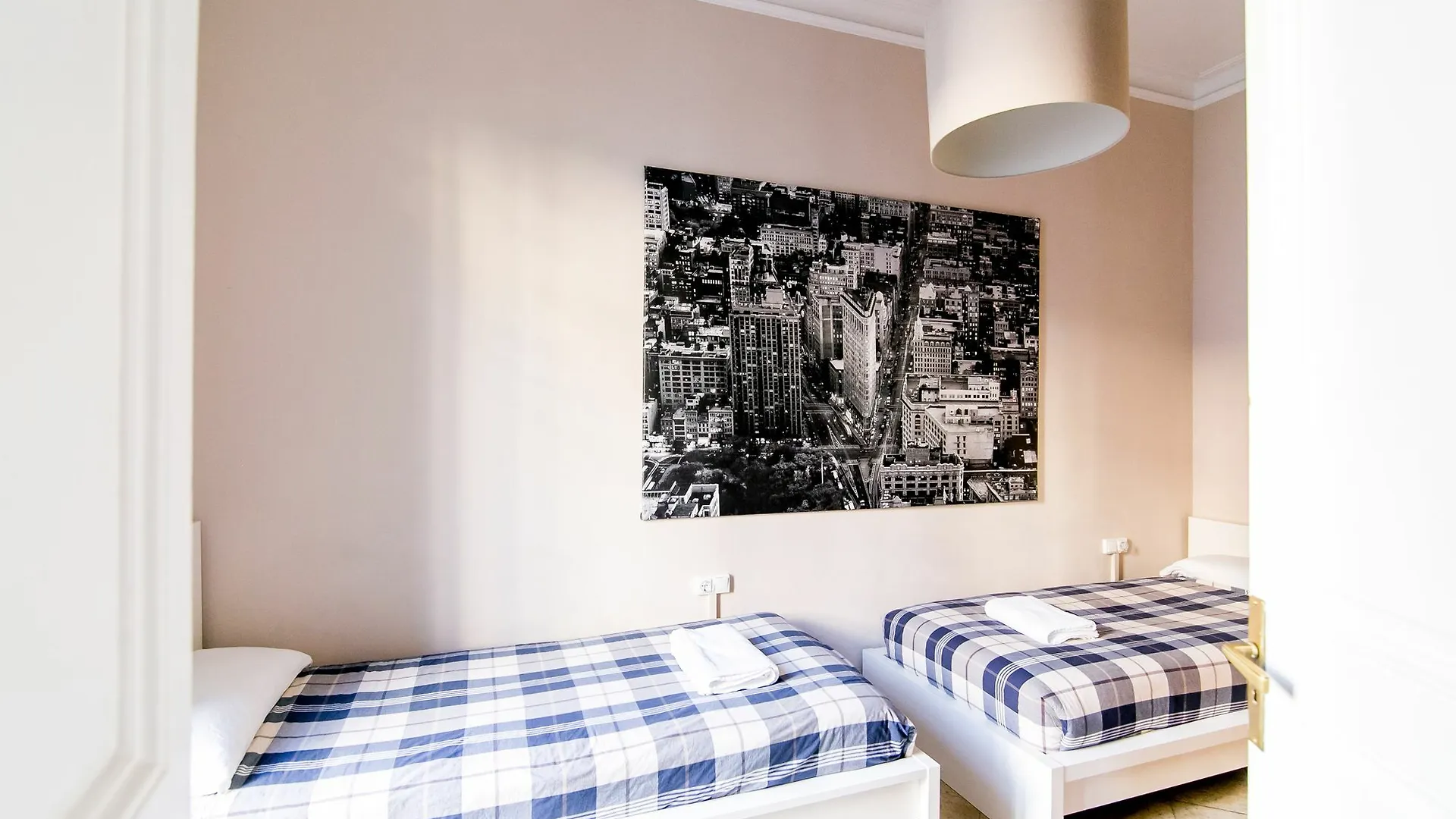 Placa Universitat Apartments Barcelona