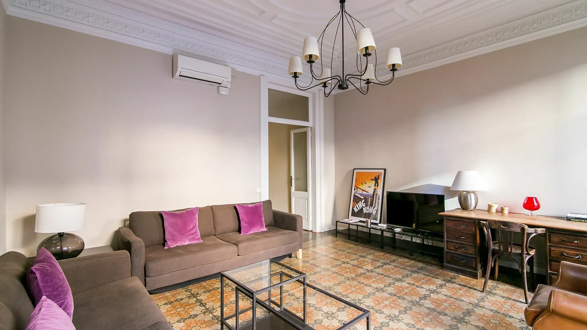 Placa Universitat Apartments contacts